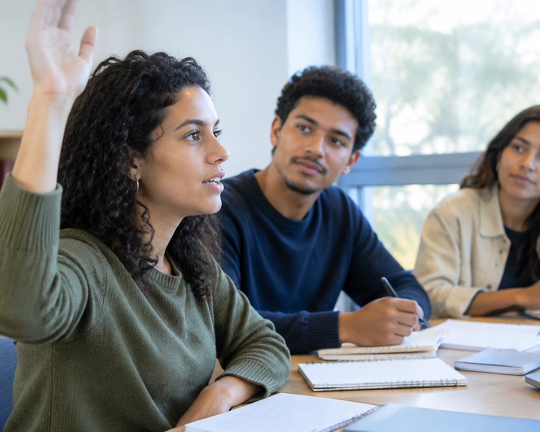 Roda de participantes; um deles repete em voz alta o argumento do colega antes de apresentar a réplica