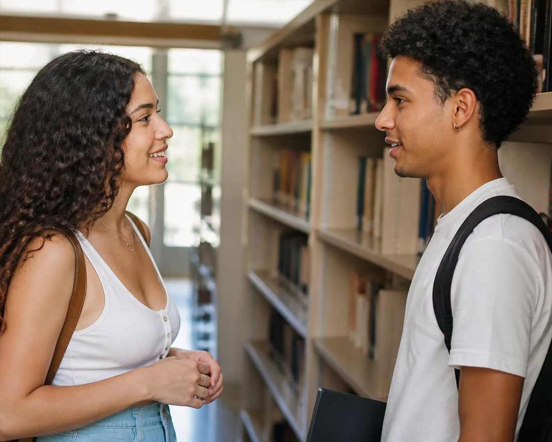 Dois participantes sentados de frente um para o outro numa rodada de réplica, na sala da escola no Niterói